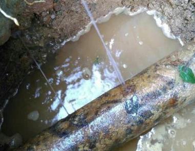 平顺楼顶渗水维修公司分享下地暖漏水的原因及检测方法。